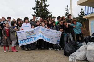Initiatives Océanes à Saint Brévin Les militants du Groupe local de Nantes avec l'équipe de la surfrider