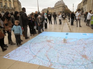 Le public autour de la bâche